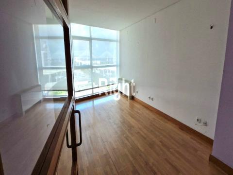 2 bedroom duplex flat with car park and storage room in Parque das Nações