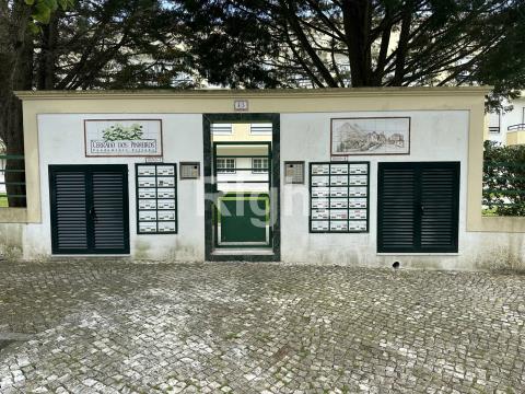 Apartamento T2 com garagem e arrecadação em Abrunheira/Sintra
