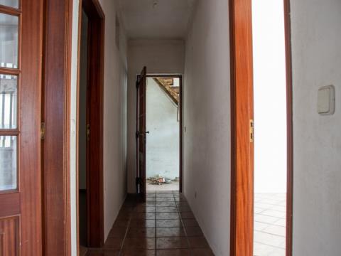2+1 bedroom house for remodeling in Coimbra