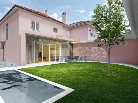 Villa de 4 chambres entièrement rénovée dans le Bairro Santa Cruz à Benfica
