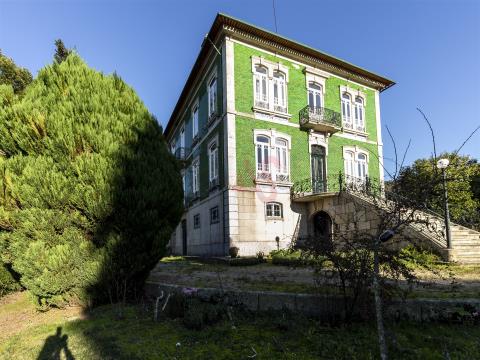 Casa señorial que data del siglo XX, en Urgezes, Guimarães