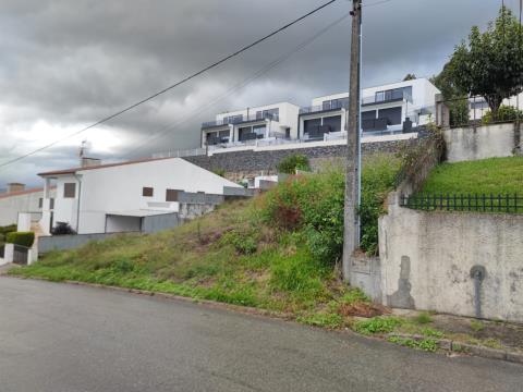 Lote de terreno com 600 m2 em Selho S. Jorge, Guimarães