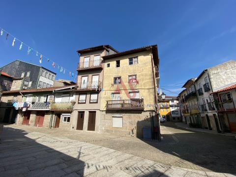 Prédio com projeto aprovado para remodelação total no Centro Histórico de Guimarães