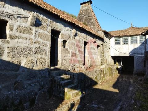 Old farm to remodel with 23,506m2 in Pedreira, Felgueiras.