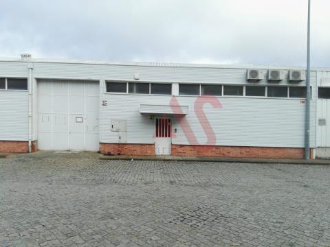 Pavilhão industrial para arrendamento com 954 m2 em Lousada