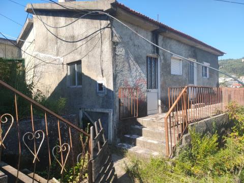 Moradia para restauro em Calvos, Guimarães.
