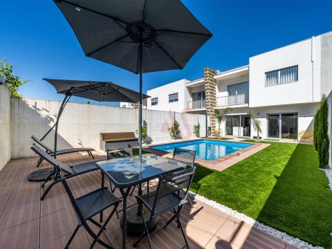 Villa semi-nuova con 3 camere da letto, con piscina, a Freamunde, Paços de Ferreira