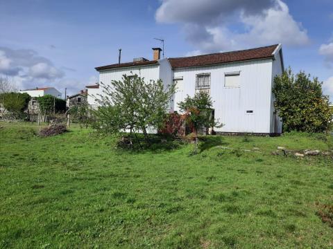 Property with a house and a ruin for restoration in Quinchães, Fafe