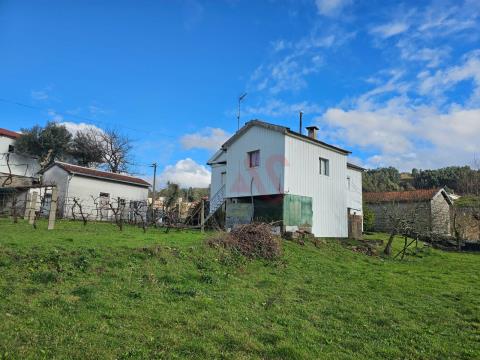 Property with a house and a ruin for restoration in Quinchães, Fafe