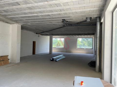 Ground floor shop with 166 m2 for rent in the center of Lousada