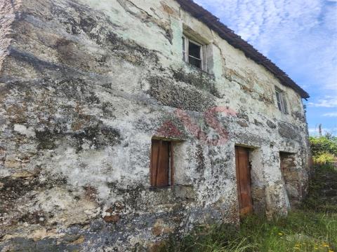 3 Casas en ruinas en un terreno de 3.604 m2 en Regilde, Felgueiras