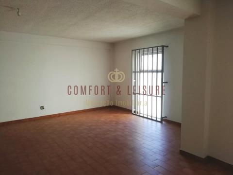 Commercial space with 100 sqm in Bombarral