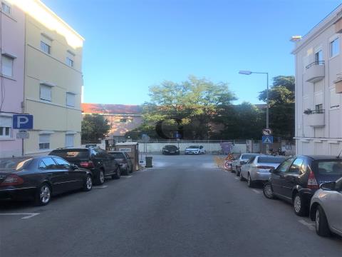 Apartamento T2 usado com logradouro em Zona calma na Penha de França Lisboa
