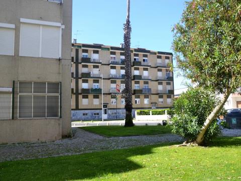 Apartamento de 3 assoalhadas, com varandas situado na zona de Serrado Chaves no Montijo.
