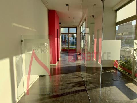 store for rent in Maximinos with 2 fronts with shop window (67m2)