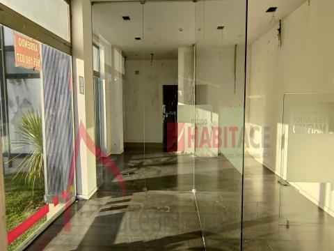 store for rent in Maximinos with 2 fronts with shop window (67m2)