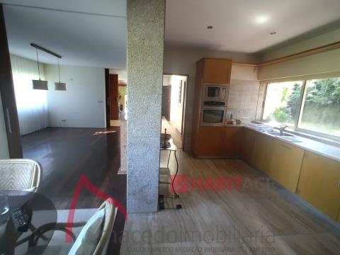 Einfamilienhaus mit 3 Schlafzimmern zum Verkauf in Parada de Tibães, Braga.  Eigenschaften:  - Küche