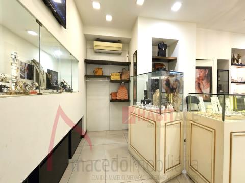 Shop for sale in the center of Braga  Privileged Location: Located in the heart of Braga, inside the