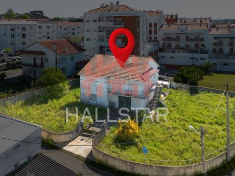 4 bedroom house / Investment / Plot with 1,340m2 / Index 1.6 / 24 dwellings / Leiria