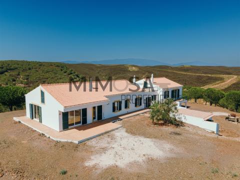 Charmantes traditionelles Haus mit Swimmingpool, in einem ruhigen Dorf im Herzen der Algarve gelegen