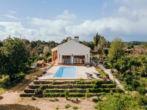 Una villa ristrutturata con 3 camere da letto con piscina e giardino