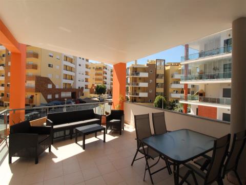 Appartamento con 2 camere da letto a Lagos con balconi e piscina.
