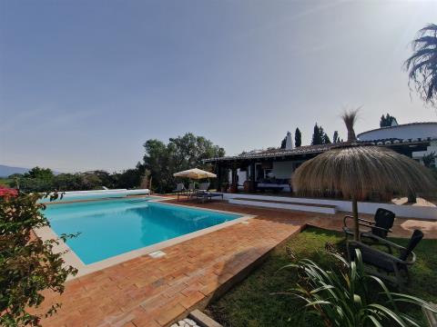 Villa de 4 habitaciones - parcela de 2.500 m2 - piscina - campo - vistas a la montaña y al mar - Por