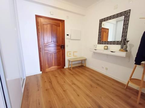 Appartement 2+1 chambres comme neuf, à Alto do Forno!