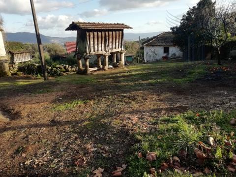 Immobilien zur Restaurierung werden in der Gemeinde Prado (São Miguel) - Vila Verde verkauft.