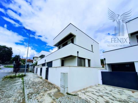 Casa unifamiliar Nueva T3 + oficina, en el centro de Vila Verde!