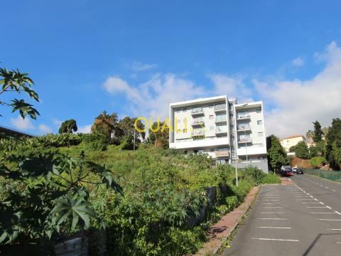 Plot of land with 4032 square meters in Santo António, Funchal - €650.000,00