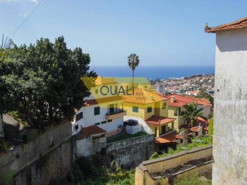 Restaurationsbedürftiges Haus mit 2 Schlafzimmer in Funchal - € 200.000,00
