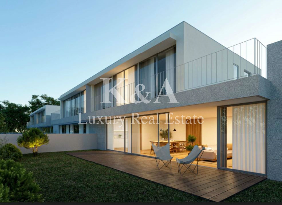 4 bedroom villa in Leça da Palmeira, next to the beach, with garden and garage