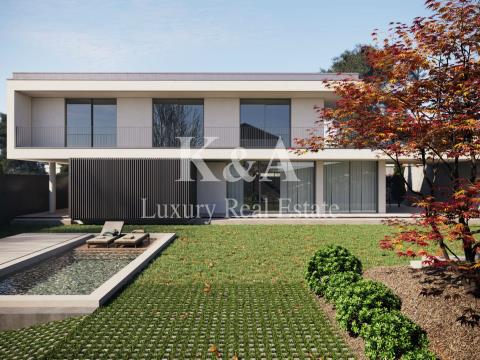 Moradia com piscina, em construção, próxima de Miramar e da praia.