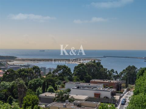 T4 em condomínio fechado com vistas desafogadas