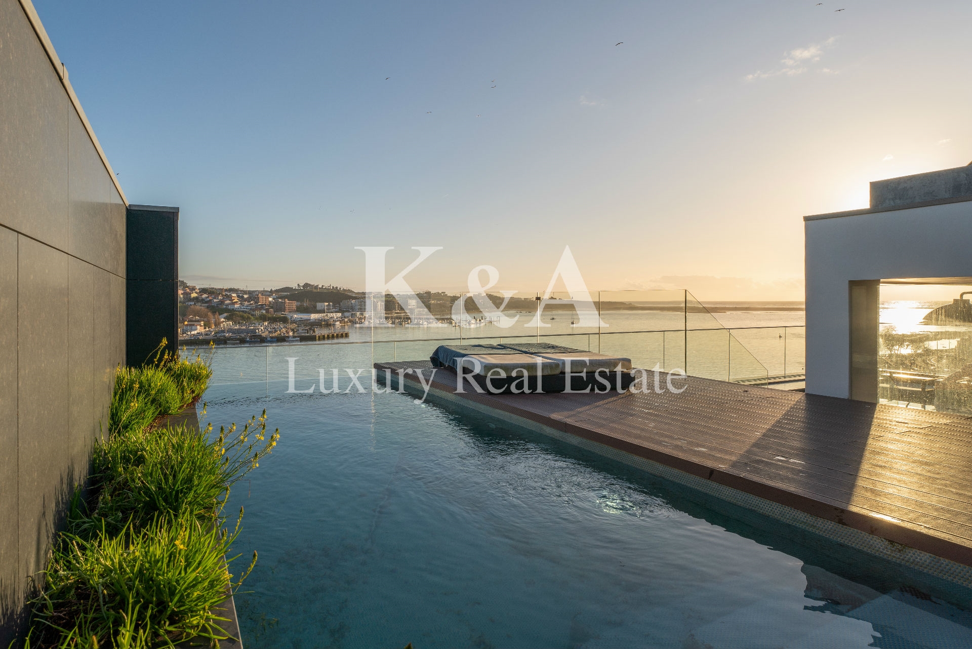 Penthouse com piscina e vistas fantásticas.
