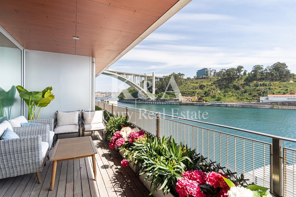Apartamento T3 na 1ª linha do Rio Douro, com vistas surpreendentes para rio e mar,
