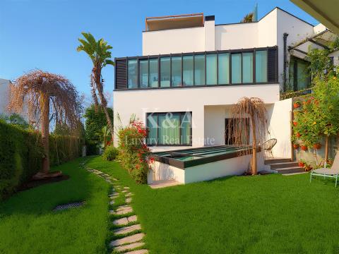 Moradia T4 com jardim e piscina na cobertura
