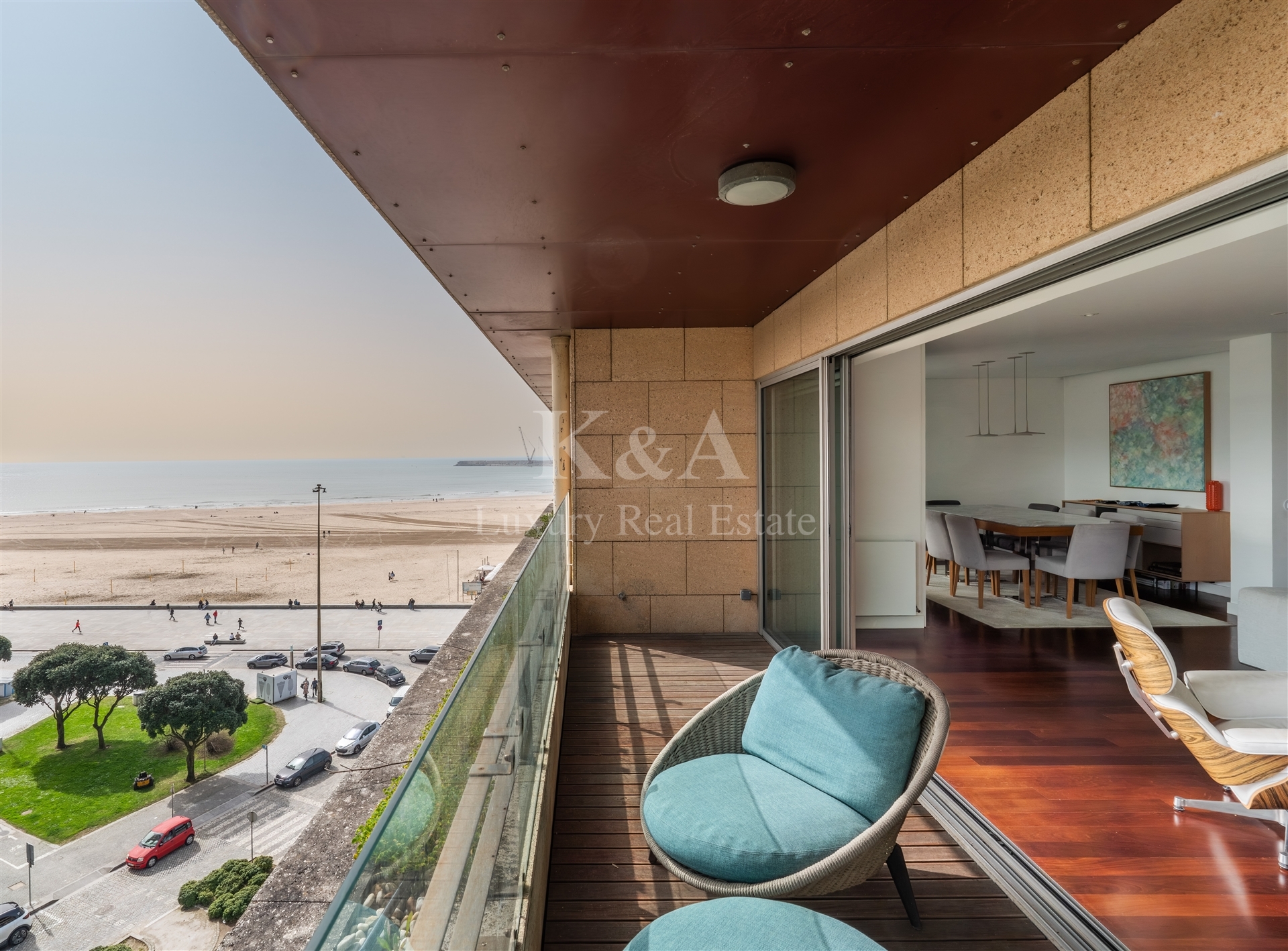 4-bedroom apartment with sea views in Matosinhos, in a condominium with a swimming pool.
