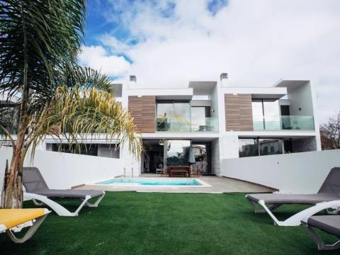 Fantástica villa de 3 dormitorios, con líneas modernas, piscina privada, jardín, cerca de la playa