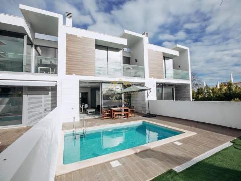 Fantastique villa de 3 chambres, avec des lignes modernes, piscine privée, jardin, près de la plage
