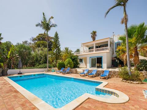 For sale  3+2 bedroom  villa with heated pool in Porches Velho