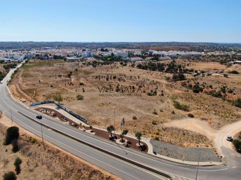 Terrain au centre de Lagoa (Algarve) avec possibilité de construction
