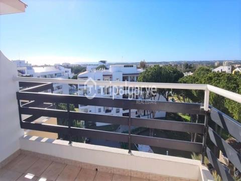 Apartment in Vilamoura with Panoramic Views, Pool, Amenities and Beach Access in Proximidad