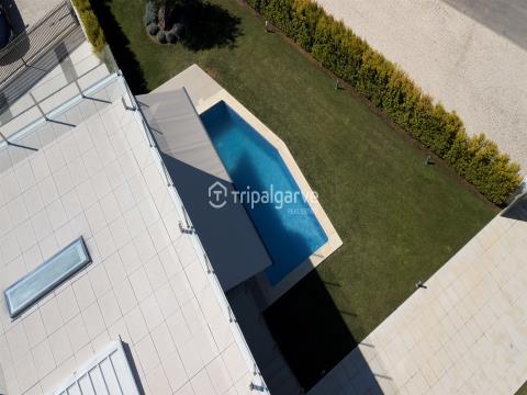 Modern 4 Bedroom Villa with Pool and Beautiful Gardens in Quinta do Lago