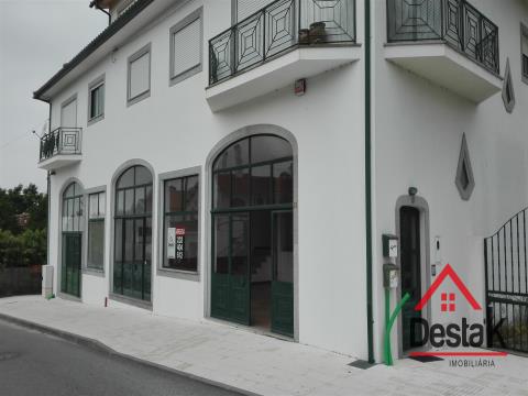 Shop for rent at the level of Rés do Chão, located in Oliveira de Frades.