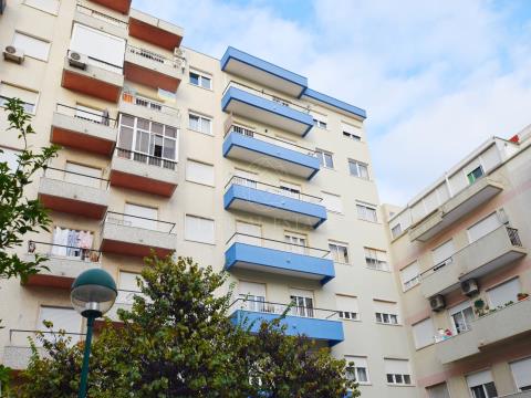 Apartamento T3 (convertido em T4), situado no 6º andar, com elevador, localizado em  Algés - Oeiras.