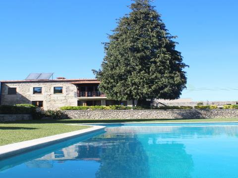 Farm of 2.6ha of solid construction, swimming pool, mill, river bank and 30 minutes from Porto