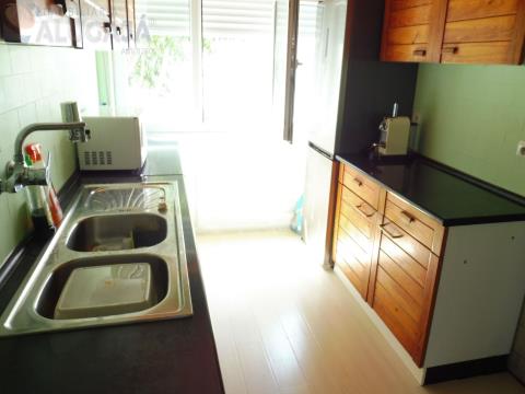 Apartamento T2 mobilado e com cozinha equipada, próximo às praias da linha de Cascais