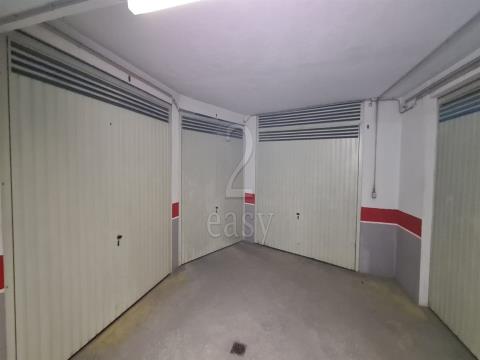 Garagem de 17m2 na Calçada da Rinchoa com portões automáticos